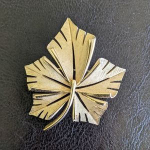 Vintage Crown Trifari Canadian maple leaf pin brooch like new!